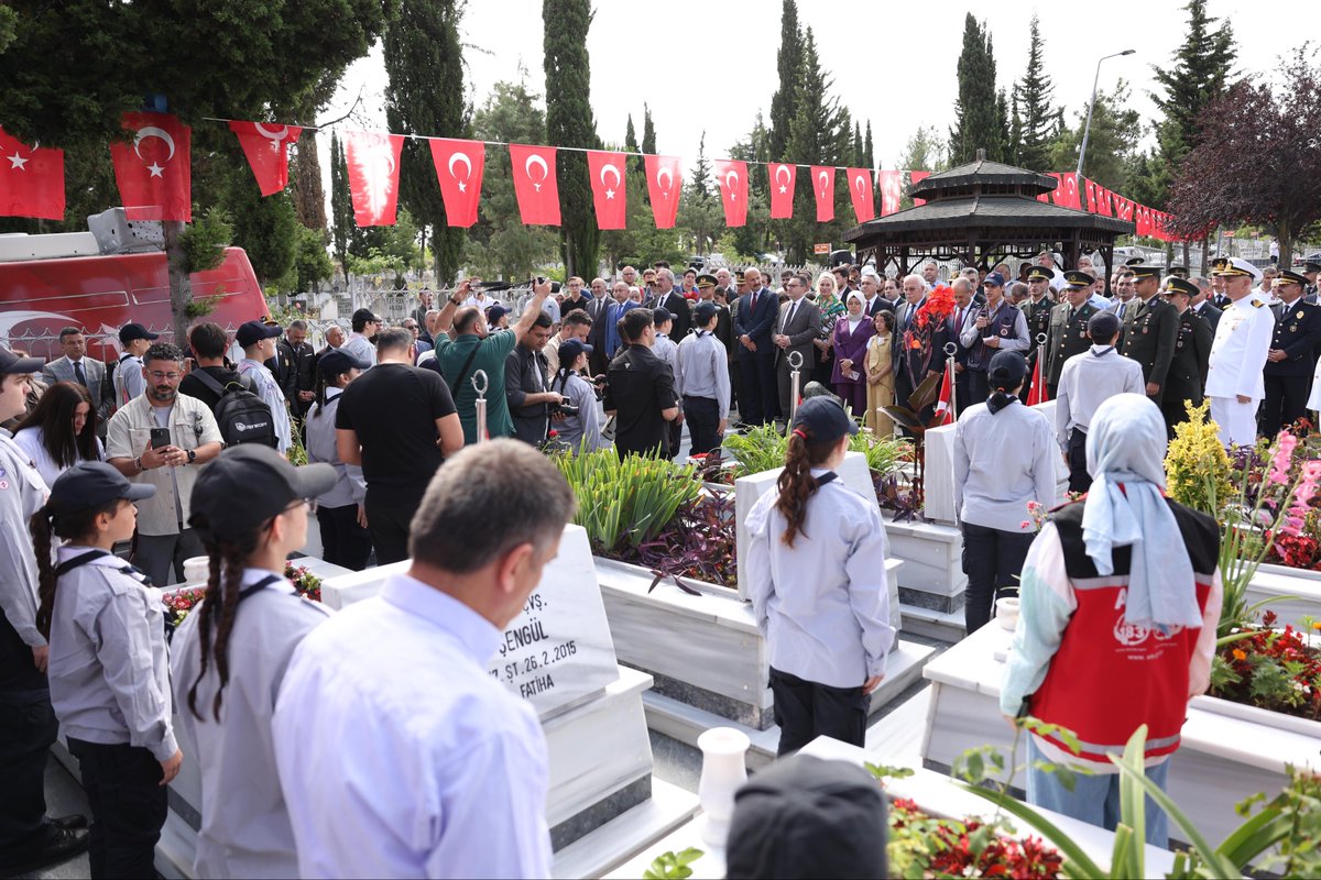 halitdoganbsk's tweet photo. #15Temmuz Demokrasi ve Milli Birlik Günü programlarları kapsamında Şehitliklerimizi ziyaret ettik. Aziz şehitlerimizin bizlere emaneti kıymetli aileleri ile bir araya geldik.🇹🇷

Aziz şehitlerimizi rahmetle, kahraman gazilerimizi minnet ve şükranla anıyorum. https://t.co/k7H4Dwc29w