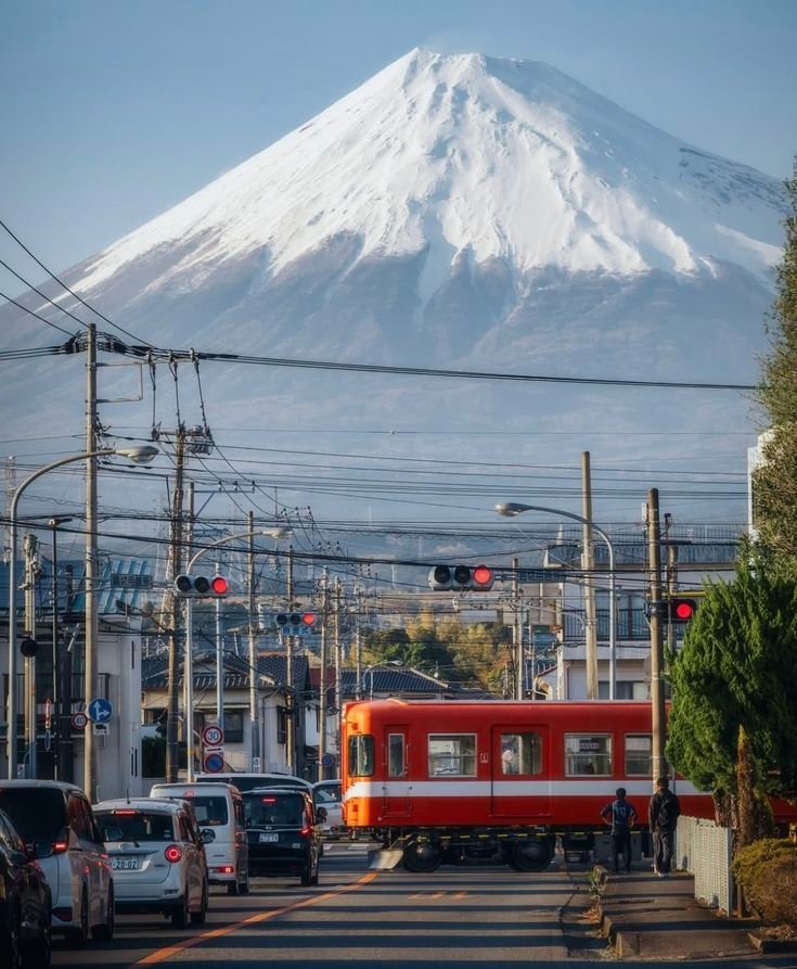 JapanPicsX's tweet photo. Mt. Fuji, Japan 🇯🇵 https://t.co/uoHAE5Cy7C