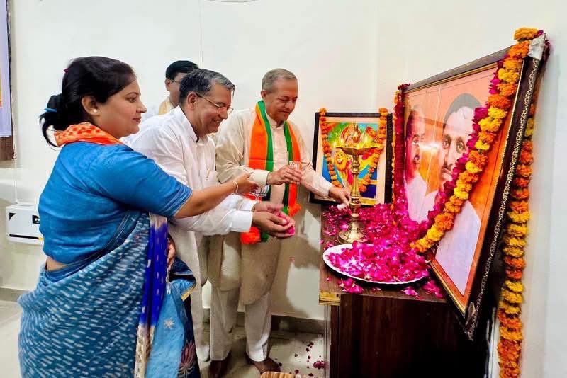 nawabsnagar's tweet photo. आज बुलंदशहर स्थित भाजपा जिला कार्यालय पर आयोजित परिचय बैठक में सम्मिलित होकर बुलंदशहर के सभी सम्मानित पदाधिकारियों, माननीय जनप्रतिनिधियों एवं भारतीय जनता पार्टी की सबसे बड़ी शक्ति—हमारे समर्पित देवतुल्य कार्यकर्ताओं को संबोधित किया। 

#BJP4UP @mppchaudhary @idharampalsingh https://t.co/H4kHSAdF6i