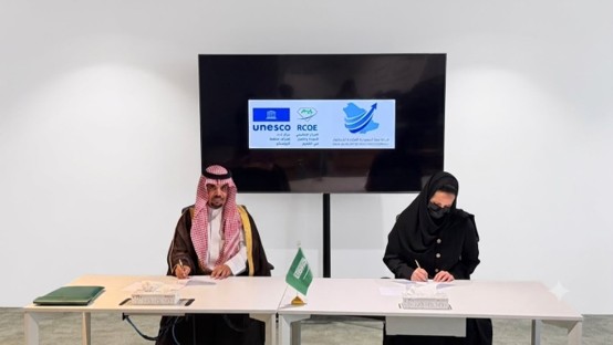 UNESCO_RCQE's tweet photo. وقّع مركز اليونسكو الإقليمي للجودة والتميز في التعليم مذكرة تفاهم وتعاون استراتيجي مع شركة سما السعودية المتحدة للاستثمار؛ لتعزيز التعاون في تطوير المبادرات والمشروعات التعليمية، ودعم برامج الجودة والتميز، والابتكار والتحول الرقمي، وبناء القدرات، والاستثمار التعليمي المستدام، بما يسهم في تحقيق مستهدفات #رؤية_السعودية_2030.
وقّع المذكرة سعادة مدير عام المركز الدكتور عبدالرحمن بن إبراهيم المديرس، وصاحبة السمو الملكي الأميرة سلطانة بنت منصور بن سعود بن عبدالعزيز آل سعود، رئيس مجلس إدارة الشركة.
#جودة_التعليم
#الشراكات_الاستراتيجية