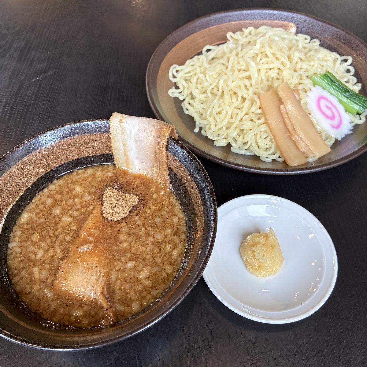 kourakuen_pr's tweet photo. 【大好評発売中】
多くのコメントをいただいている #魚介豚骨つけめん に、にんにく+20円(税込)をトッピング。
少しずつスープに溶かしながら食べるのがおすすめ💡
魚介の風味はそのまま豚骨と背脂の旨みに、にんにくが加わり食欲を更にそそります🤤

皆様のおすすめトッピングは何ですか？

#幸楽苑 https://t.co/KZwZ5BNEAw