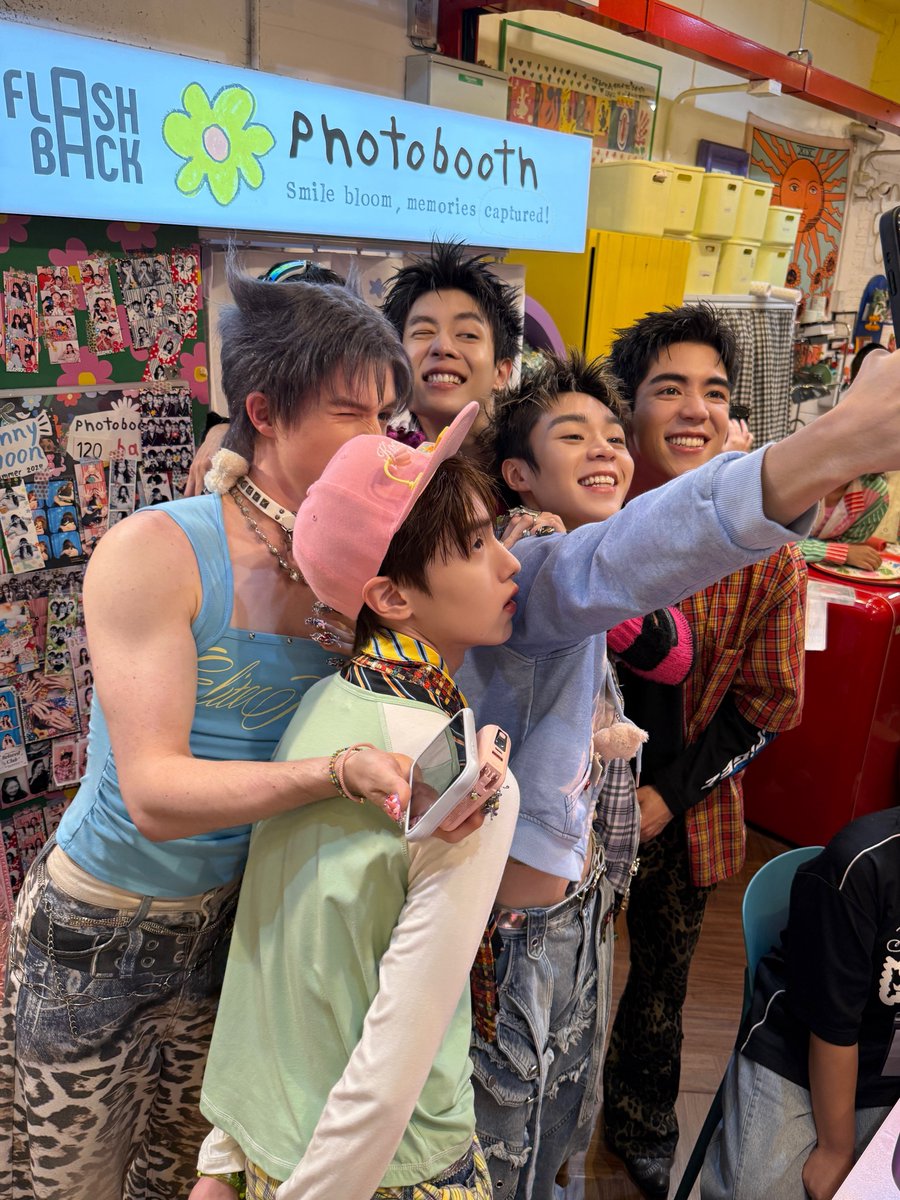 lookepeep's tweet photo. ˙⋆✶ ลู้คกี้แอบเอารูปวันถ่ายรูป KV กับคลิปน้องภีมไม้มาฝากคับบบบ งื้อเตรียมๆๆๆ (ෆ˙ᵕ˙ෆ)♡💅🫧🧸

#PIDEmonthapoom #NEWCHAYAPAK #PJmahidol #LEONBROCCO #PEEMveeravit #MYEnattapat 
#GELBOYS #GELZBABY
#LOOKE https://t.co/GxwdWJRqay