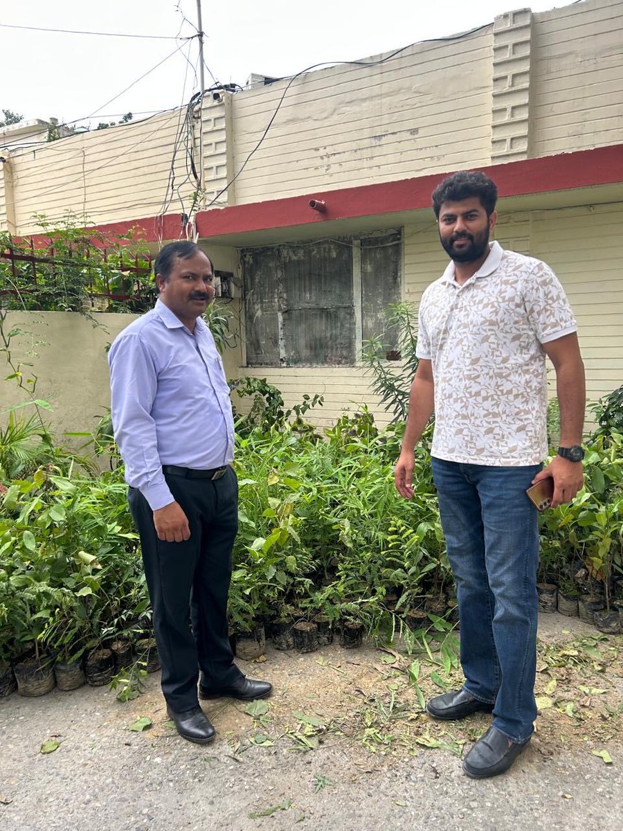 Thevikrantvik's tweet photo. Today, the Vasudha Warriors Team, under the guidance of Shri Lalit Narayan Mishra Ji, CDO Haridwar, handed over 550 plants to Municipal Commissioner Roorkee, Shri Gopal Ji. These plants will be planted across Roorkee as part of our mission for a Green and Clean Roorkee. https://t.co/P9MsJruzFQ