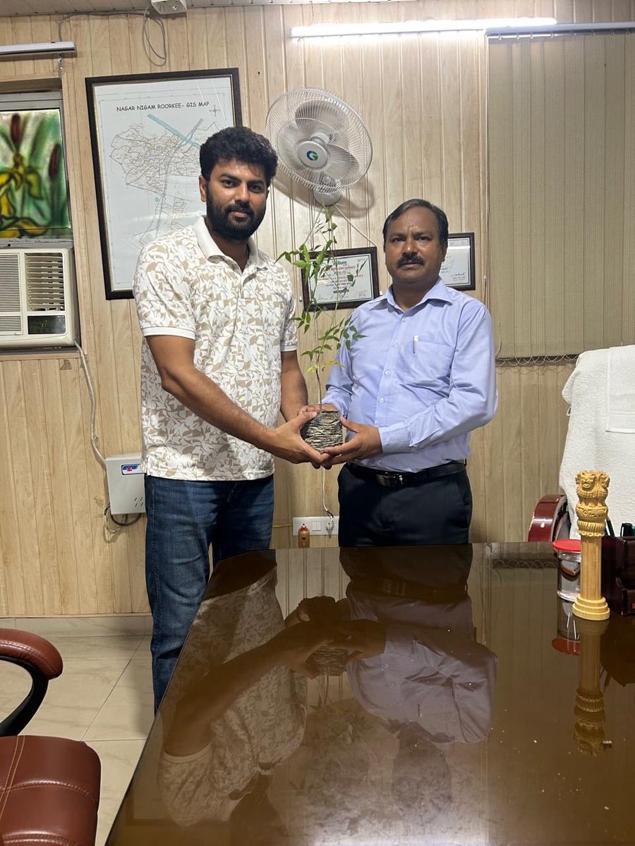 Thevikrantvik's tweet photo. Today, the Vasudha Warriors Team, under the guidance of Shri Lalit Narayan Mishra Ji, CDO Haridwar, handed over 550 plants to Municipal Commissioner Roorkee, Shri Gopal Ji. These plants will be planted across Roorkee as part of our mission for a Green and Clean Roorkee. https://t.co/P9MsJruzFQ