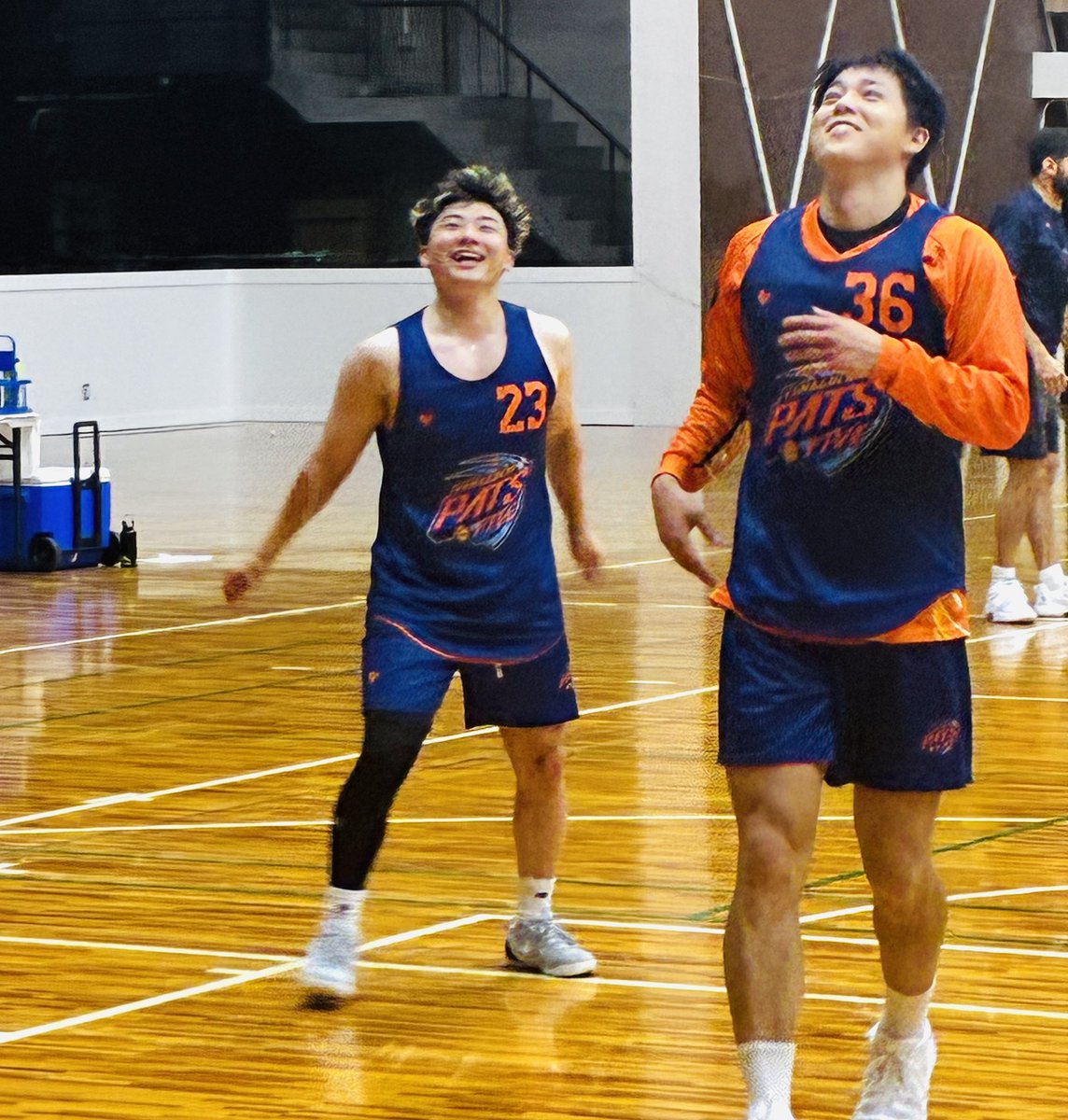 yamaguchipats's tweet photo. ミランHC合流後初の全体練習が行われました🏀

HCたちが罰で腕立て伏せする場面も🤣
エネルギッシュでありながらも和やかな雰囲気です🙌

今日は新加入の #板橋真平 選手と、パッツの先輩の #榎田拓真 選手をパシャリ📷

#山口パッツファイブ https://t.co/L3fLvUbzRC