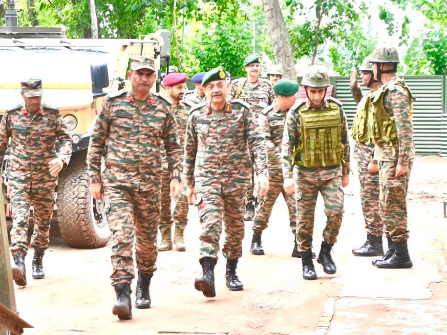 prodefencejammu's tweet photo. Lt Gen #PushpendraSingh, AVSM, SM**, #ArmyCommander, #WesternCommand, reviewed the operational preparedness of troops in the forward areas of #GurjDivision, #RisingStarCorps.
Commending the unwavering professionalism, seamless technological integration and high state of combat readiness displayed by the Chakra Warriors, the #ArmyCommander exhorted all ranks to remain agile, future-ready and ever resolute to meet evolving operational challenges.
#StrongAndCapable #ForeverReadyForWar #ImposersOfNationalWill
@SpokespersonMoD
@adgpi
@westerncomd_IA
@RisingStarCorps
@ANI