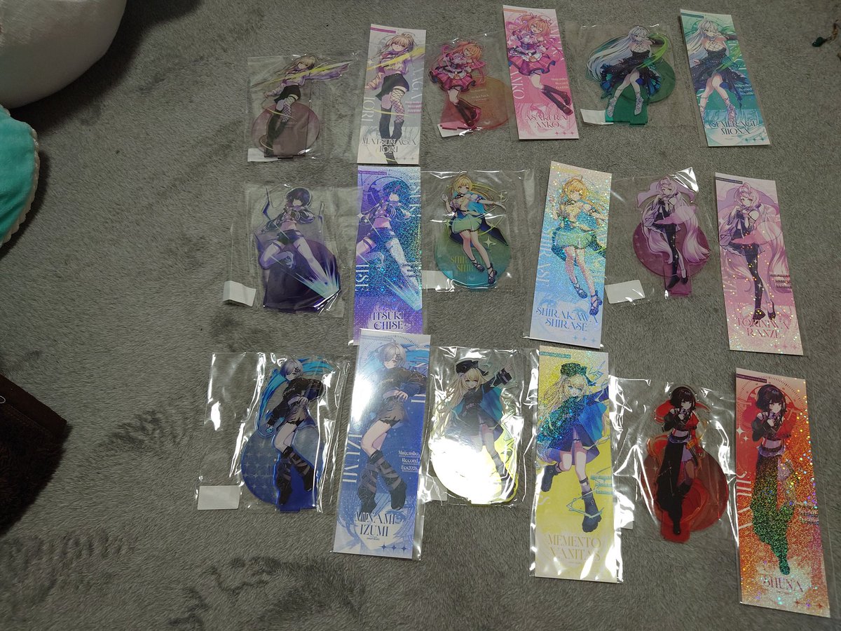 グッズ届きました。 缶バッチイズミちゃんの複製サイン入り2個