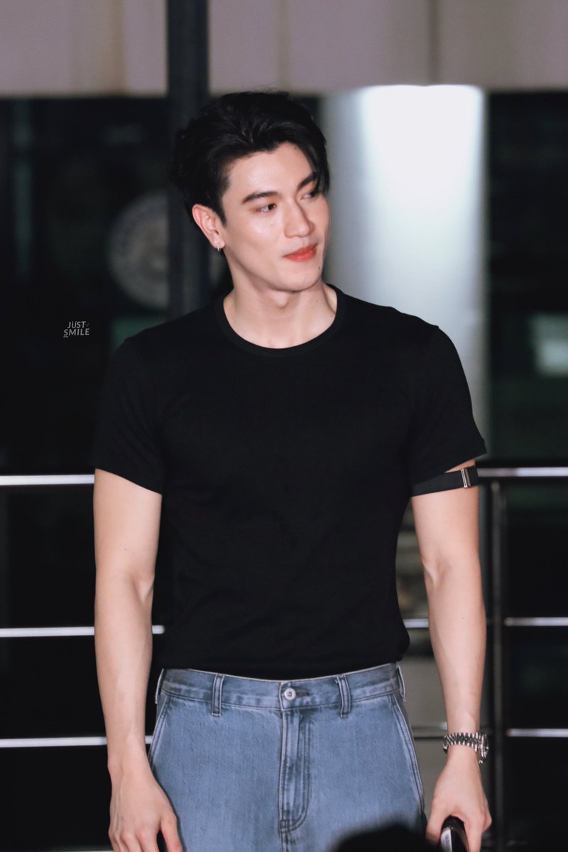 findingmoodeng's tweet photo. มึงมองอะไร

ไม่ได้มอง

มึงมองน้องหรอ

กูบอกว่าไม่ได้มอง

ไม่ได้มองก็เหี้ยแล้ว มึงยิ้มด้วย

กูเปล่ายิ้ม

มึงเอากระจกไปดูหน้าตัวเองก่อนเถียงเหอะ ไหนบอกไม่ชอบไทป์นี้

เอ็นดูเฉยๆ

แค่เอ็นดูหรอ ลองสาบาน

ก็น่ารักดี https://t.co/NN55Q8lNoW