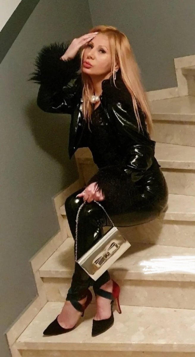 SweetVelvetBell's tweet photo. "Do you like my outfit? Yes or No? 🖤" https://t.co/DqN4Wg68Ob