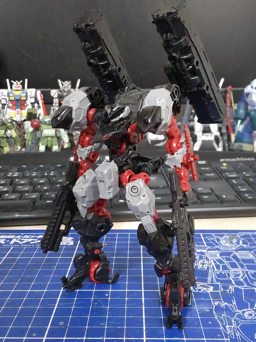 JET4AG's tweet photo. #BIRD_BINARY
ブラックザバで組んでいたのをばらして、スカルバードとザバを組みました。
装備は気の向くままに配置しています。
パーツの成形不良で組めなかった1体分の片足は、アノニマスバードの余剰パーツを流用して2体組む事が出来ました。
あと、イベント限定版と流通版の内容の違いが、色紙以外よくわかっていなかったりします。
パーツのカラーが違うのかな、とは思っていますが…。
余談ですが、ザバの上腕のデザインがシンプルに円筒なのが、とても不思議さを感じます。