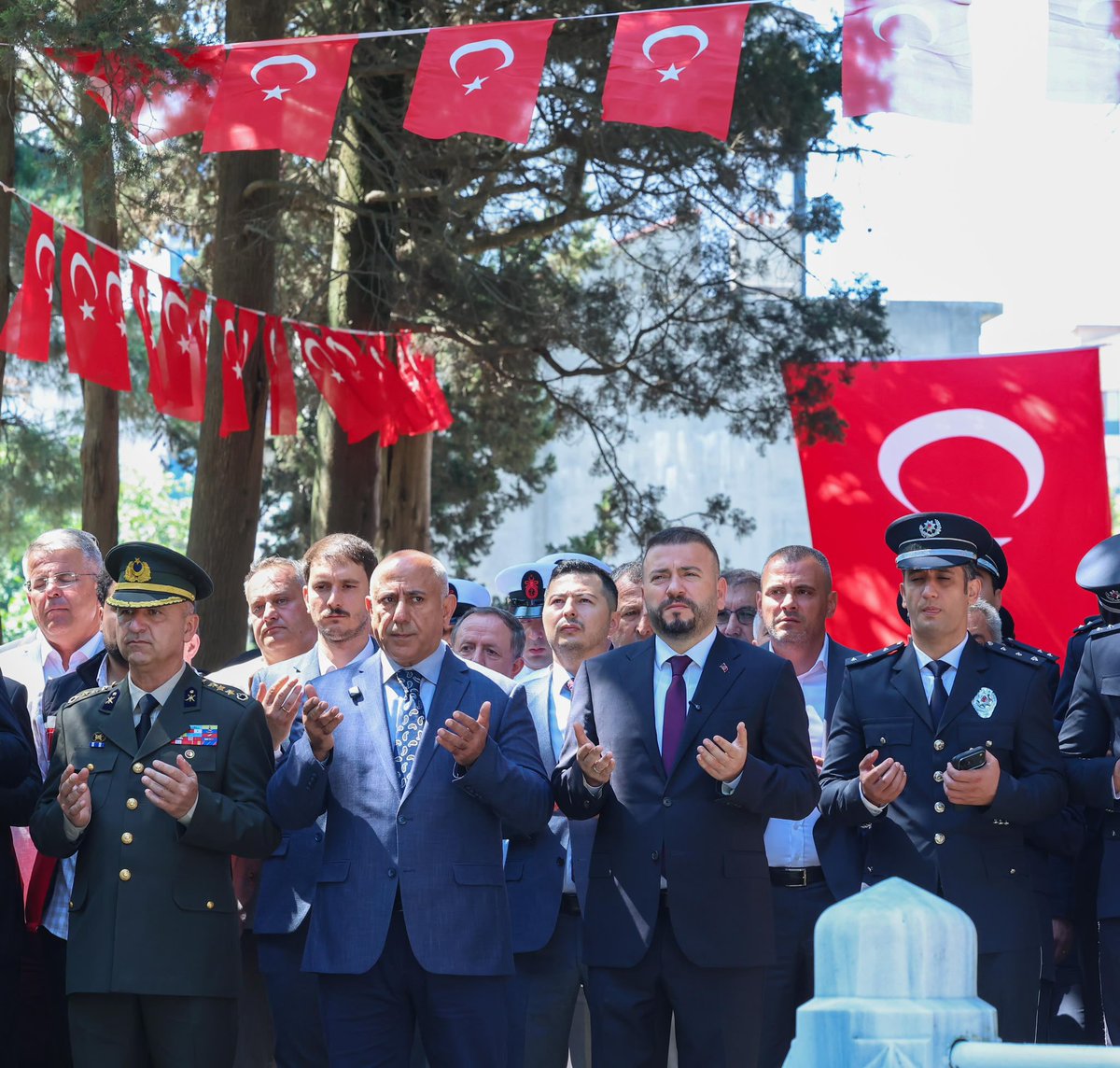 mcandaroglutr's tweet photo. 15 Temmuz Demokrasi ve Millî Birlik Günü’nde Hadımköy Şehitliği’nde aziz şehitlerimizin kabirlerini ziyaret ederek dualarımızı ettik.

Vatanımız uğruna canlarını feda eden tüm şehitlerimizi rahmet ve minnetle anıyorum. https://t.co/C1Z4jupVyA
