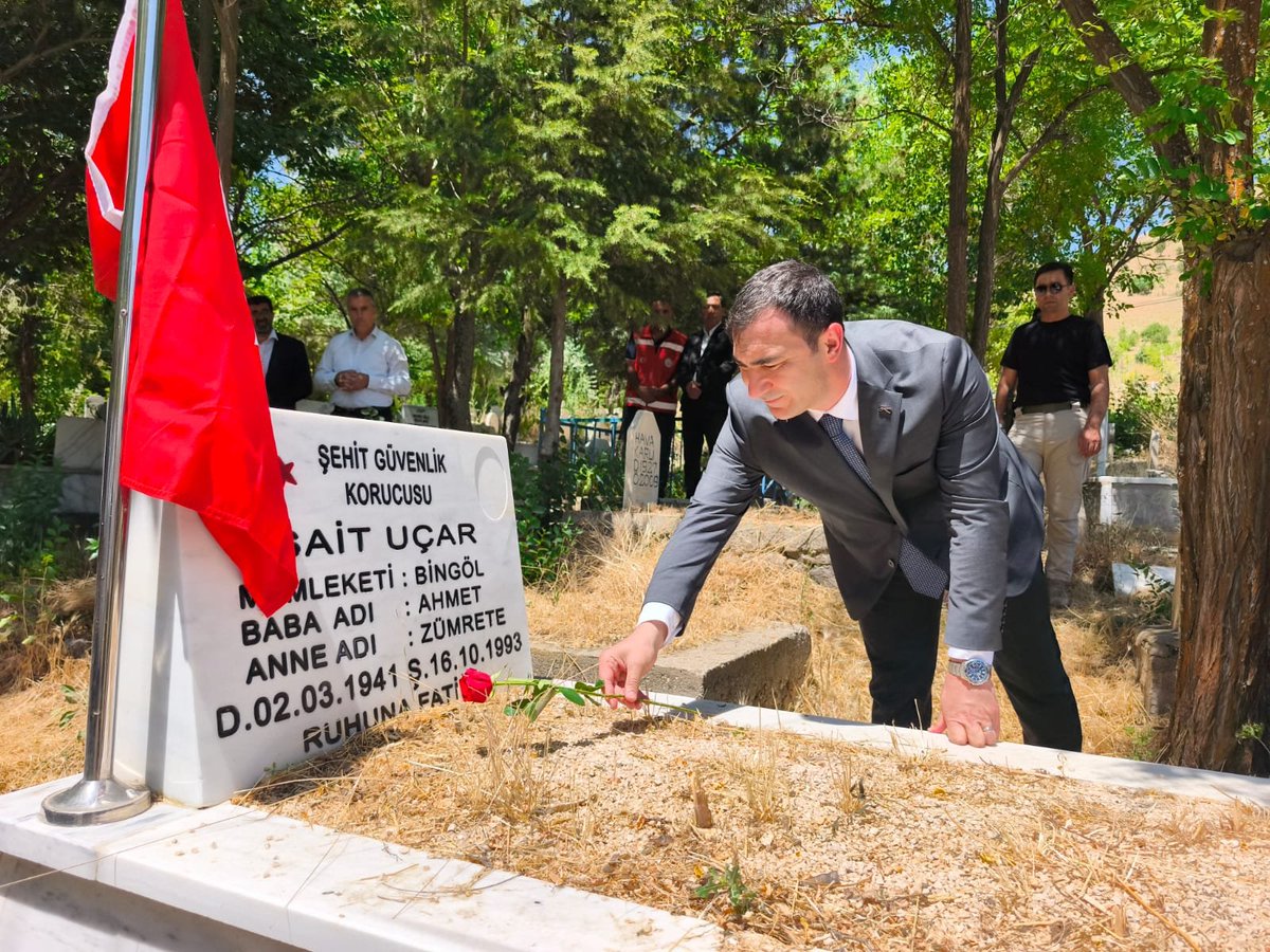solhankymk's tweet photo. Kaymakamımız Okan Ayaz, ilçemizde şehit kabirlerini ziyaret etti. Kabir ziyaretlerinin ardından gazilerimize ve şehitlerimizin kıymetli ailelerine misafir olundu. 15 Temmuz Demokrasi ve Milli Birlik Gününde tüm şehitlerimize Allah’tan rahmet, gazilerimize hayırlı bir ömür dileriz https://t.co/LJe4QrFowA