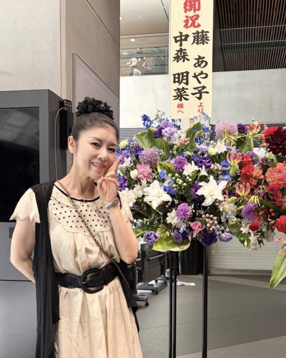 chancenohitomi's tweet photo. 【藤あや子さんのブログ】
明菜ちゃんの楽屋で写真
#中森明菜 坂本冬美さんも！

Ameba ⬇️
https://t.co/h6uEiY5VIU https://t.co/lOars8ihTm
