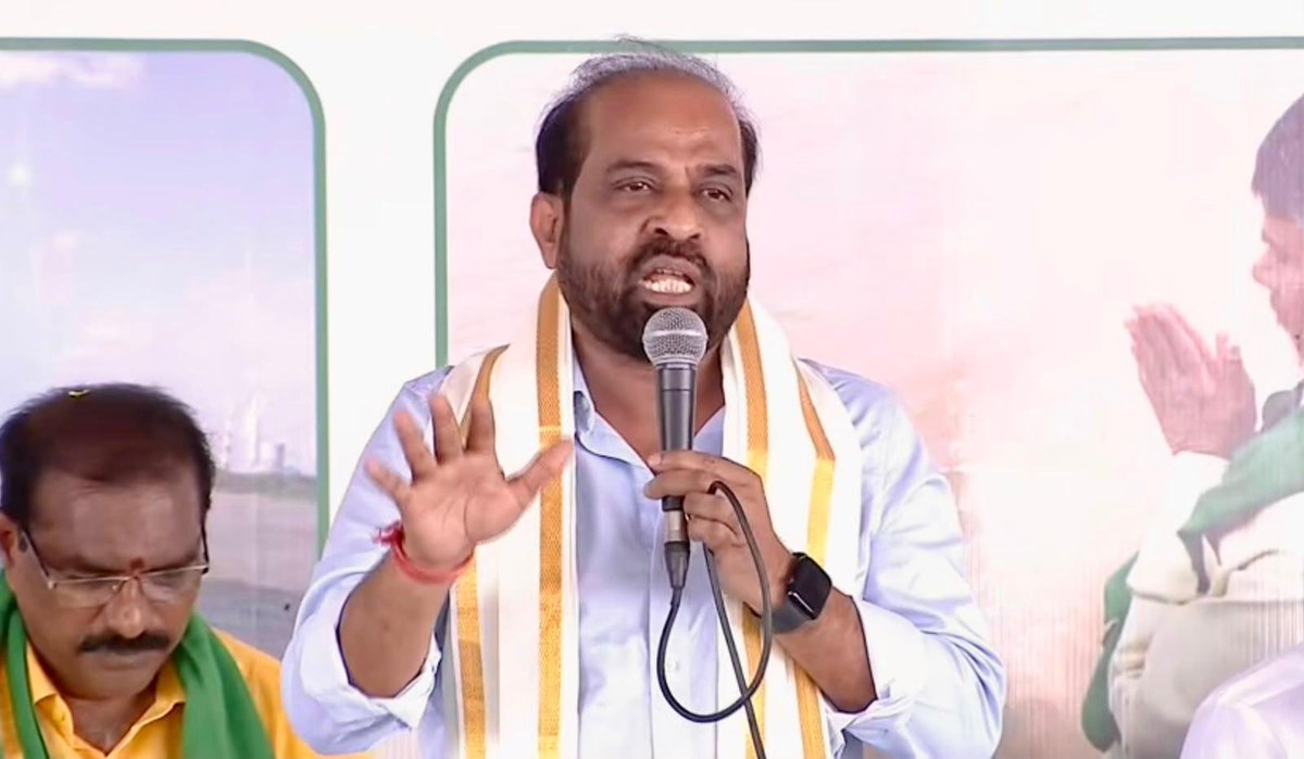 satyakumar_y's tweet photo. ఎన్టీఆర్ జిల్లా ఇబ్రహీంపట్నంలో గౌరవ ముఖ్యమంత్రి శ్రీ  @ncbn  గారి నేతృత్వంలో నిర్వహించిన ‘జలహారతి – పవిత్ర సంగమం’ కార్యక్రమంలో  సహచర మంత్రులు, పార్లమెంట్ సభ్యులు, శాసనసభ్యులలతో కలిసి పాల్గొన్నాను.

రాష్ట్రంలోని ప్రతి ఎకరాకు సాగునీరు అందించాలనే లక్ష్యంతో మా కూటమి ప్రభుత్వం సాగునీటి రంగానికి అత్యంత ప్రాధాన్యత ఇస్తోంది. పట్టిసీమ ద్వారా గోదావరి జలాలను కృష్ణా డెల్టాకు మళ్లించడం వల్ల శ్రీశైలంలో నీటిని పొదుపు చేసి, రాయలసీమకు నీటిని అందించే అవకాశం ఏర్పడింది. 

సాగునీటి రంగానికి రెండేళ్లలో రూ.24 వేల కోట్లు కూటమి ప్రభుత్వం ఖర్చు చేసింది. తుంగభద్ర డ్యామ్‌కు కొత్త గేట్ల ఏర్పాటు, ధవళేశ్వరం బ్యారేజీకి రూ.152 కోట్లతో కొత్త గేట్ల నిర్మాణ పనులు ప్రారంభించడంతో పాటు, రాష్ట్రంలోని ప్రాజెక్టుల ఆధునీకరణను వేగవంతం చేస్తున్నాం.

గౌరవ ప్రధానమంత్రి శ్రీ @narendramodi గారి సహకారం తో పోలవరం ప్రాజెక్టులో ప్రస్తుతం 89 శాతం పనులు పూర్తయ్యాయి. నిర్వాసితులకు రూ.2,250 కోట్లు పరిహారం చెల్లించగా, 2027 మార్చి నాటికి పోలవరం ప్రాజెక్టును పూర్తిచేసి జాతికి అంకితం చేయడమే లక్ష్యంగా మా ప్రభుత్వం ముందుకు సాగుతోంది.

వచ్చే మూడేళ్లలో ప్రాధాన్యతా క్రమంలో 36 సాగునీటి ప్రాజెక్టులను పూర్తి చేసి, రాష్ట్రాన్ని జలసమృద్ధిగా తీర్చిదిద్దేందుకు కట్టుబడి ఉంది.

#JalaHarathi
#PavithraSangamam
#WaterForEveryAcre
#Polavaram
#Irrigation
#NTRDistrict
#AndhraPradesh
#SwarnandhraPradesh
#APDevelopment
#GoodGovernance