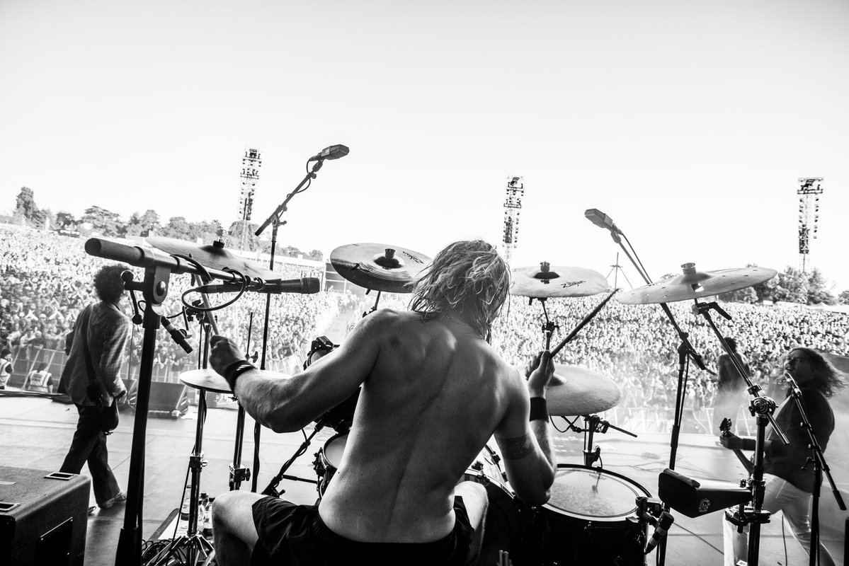 thedarkness's tweet photo. It's Wednesday morning and we still aren't over Saturday night! 

Knebworth you were awesome, here are some photographs for you to enjoy with your eyeholes. If you like what you see then come join us in December on our arena tour of Great Britain! 

Tickets in bio. https://t.co/4Ig4U5PXKU