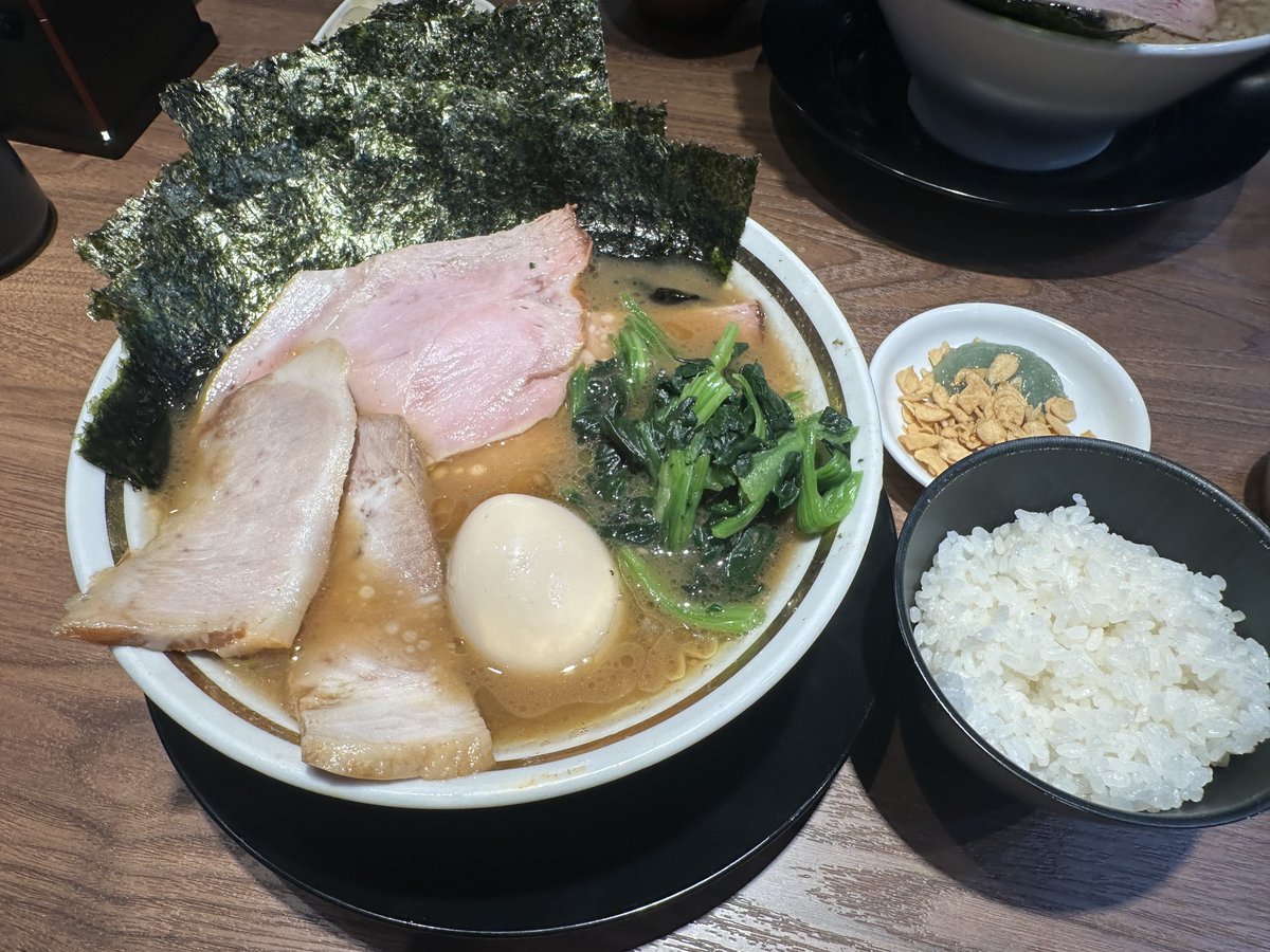 flu__x's tweet photo. との丸家@山形市嶋北@tonomaruya_11 
との丸ラーメンSNSｻｰﾋﾞｽﾁｬｰｼｭｰ1枚小ライス🍚
以前伺った時よりもスープの旨味を凄く感じました😆大沼さんにお声がけできてよかった！
ｺﾞﾁｿｳｻﾏﾃﾞｼﾀ🙏 https://t.co/qh9tQMDmwH