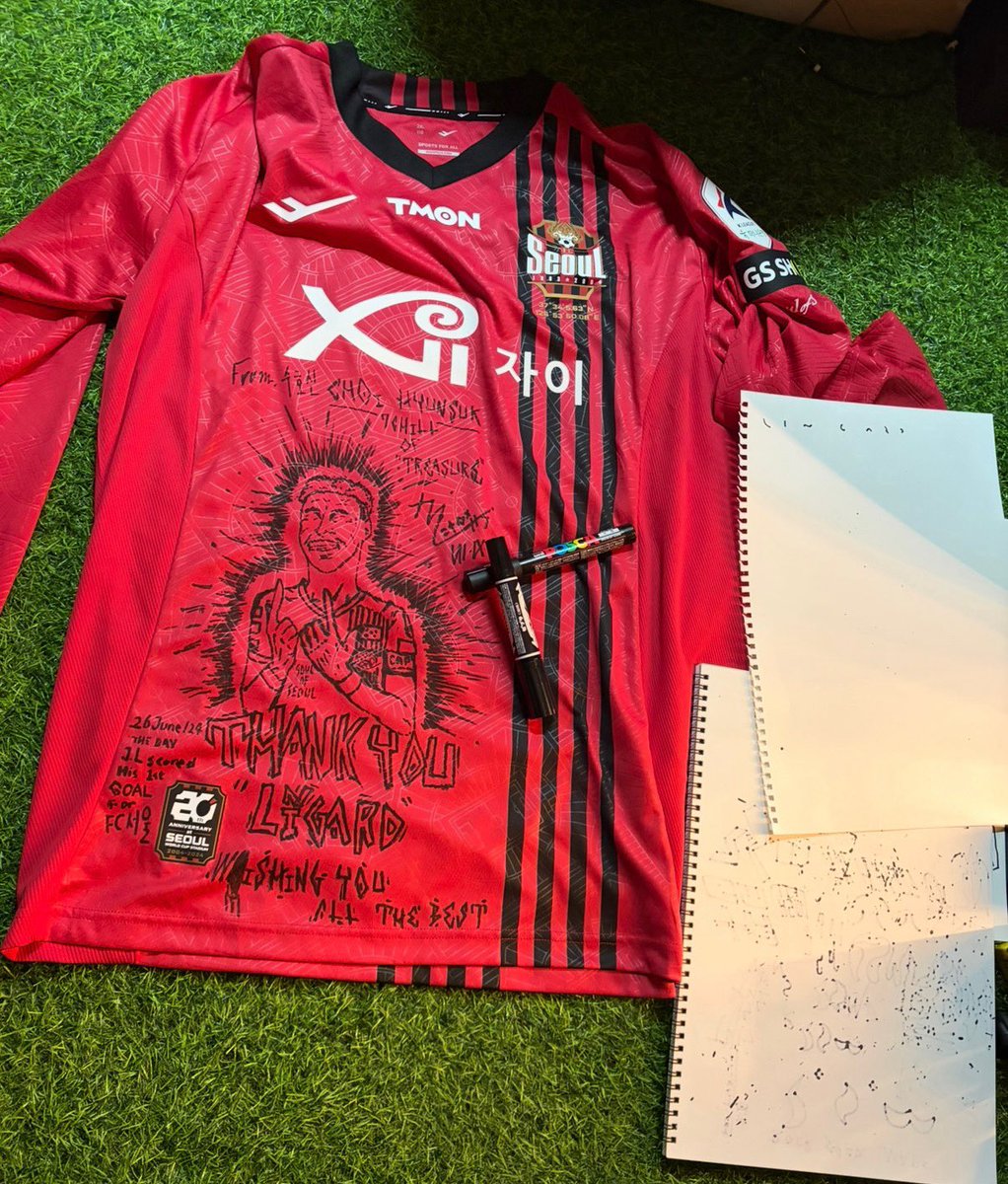 HYUNH4YI's tweet photo. 260715 choi hyunsuk weverse dm 📮📸 #최현석 

🦔 wahhh wait ㅋㅋㅋㅋㅋㅋ there’s something i forgot
🦔📸 (sends photos)
🦔 this one ㅋㅋㅋㅋㅋㅋ i made this when lingard hyungnim was leaving (fc)seoul but i couldn’t give it to him because he went to brazil…..
🦔 i told you before why i was gonna give him a gift but i couldn’t give it to him in the end…
🦔 well i just have it with me
🦔 that drawing, if i remember it right, a photo lingard hyung’s first debut goal in fcseoul 
🦔 i didn’t really work on it for that long, but i worked really hard on drawing it, i think i drew it for about an hour and a half? 
🦔 i’ll give it when i get the chance later on ㅠㅠㅠㅠ