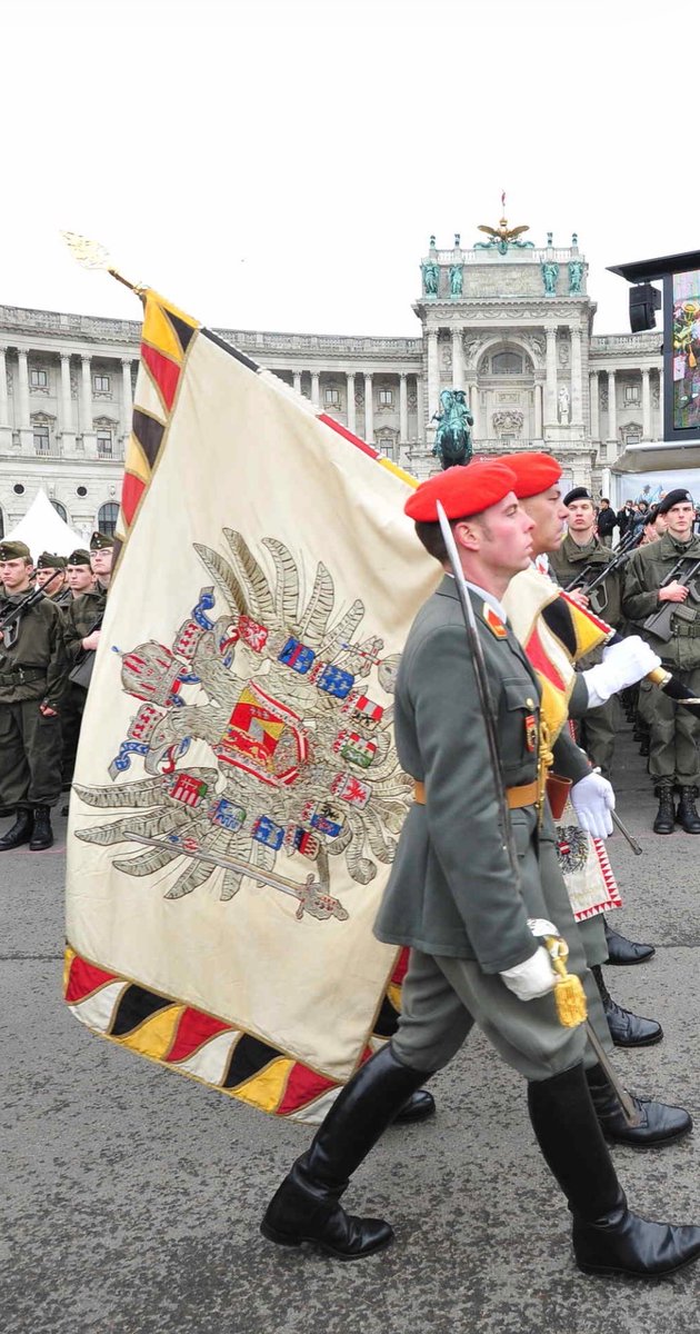 Podgorny3's tweet photo. Pour ceux que ça intéresse, la garde autrichienne a défilé à Paris avec le drapeau national de la république autrichienne avec l’aigle monocephale.
A Vienne, elle arbore un drapeau impérial avec l’aigle à deux têtes au recto et une représentation de la Vierge Marie au verso. https://t.co/3OaAqAzzvr