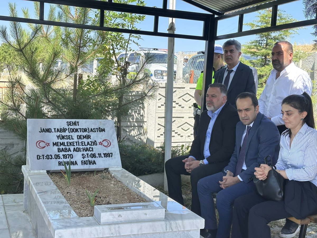vahapgok_23's tweet photo. 15 Temmuz Demokrasi ve Milli Birlik Günü kapsamında ilçemiz Kaymakamı Sayın Abdulhamit Uyar ve ilçe protokolümüz ile ilçemizde şehitlerimizin kabirlerini ziyaret ettik.

Aziz şehitlerimizi rahmetle anıyor, gazilerimize şükranlarımızı sunuyoruz. https://t.co/Mu5bQLM559