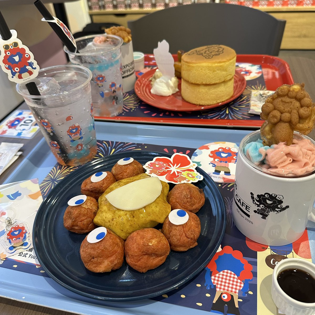 Mickey_HU's tweet photo. ミャクミャクカフェ❤️💙
たこ焼き、お出汁が効いててめっちゃ美味しかった🐙 https://t.co/QTb2mtVQDB