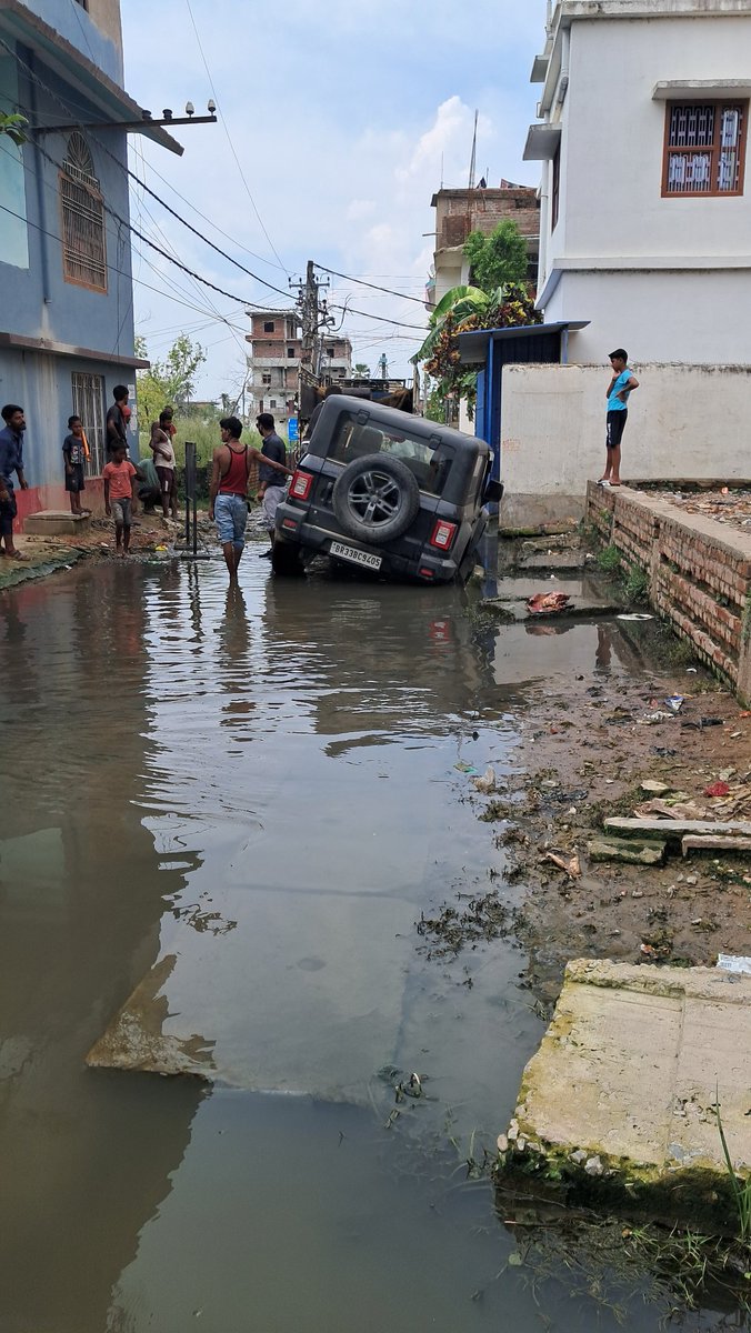 Am59237Ashish's tweet photo. Both pictures are taken on the same day...

And two vehicles has fallen down..

This is the condition of ward 5, near Mahatma Gandhi College. 

Responsible are going to work only when someone die.

#biharrejectspk #Bihar 
#india https://t.co/JK2maAj2AO