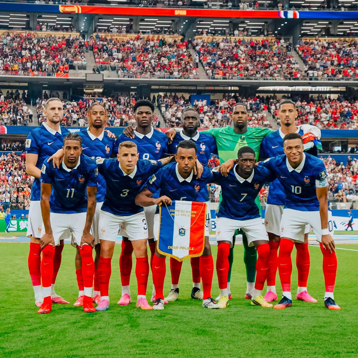 cfootcameroun's tweet photo. 🎙️ Pierre Menés : « Si tu fais l’équipe de France des 11 meilleurs noirs face à l’équipe de France des 11 meilleurs blancs, je pense qu’il y 5 buts d’écart (en faveur des noirs. Ndlr). » #CFOOT
❓Vous en pensez quoi ?😮 https://t.co/6gm3DBsfVe