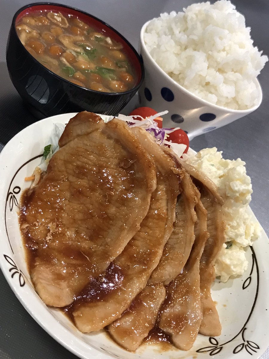 sense_kabu's tweet photo. 今日は豚の生姜焼き定食を食べました。おいしかったです。 https://t.co/w6dA7BXrs4