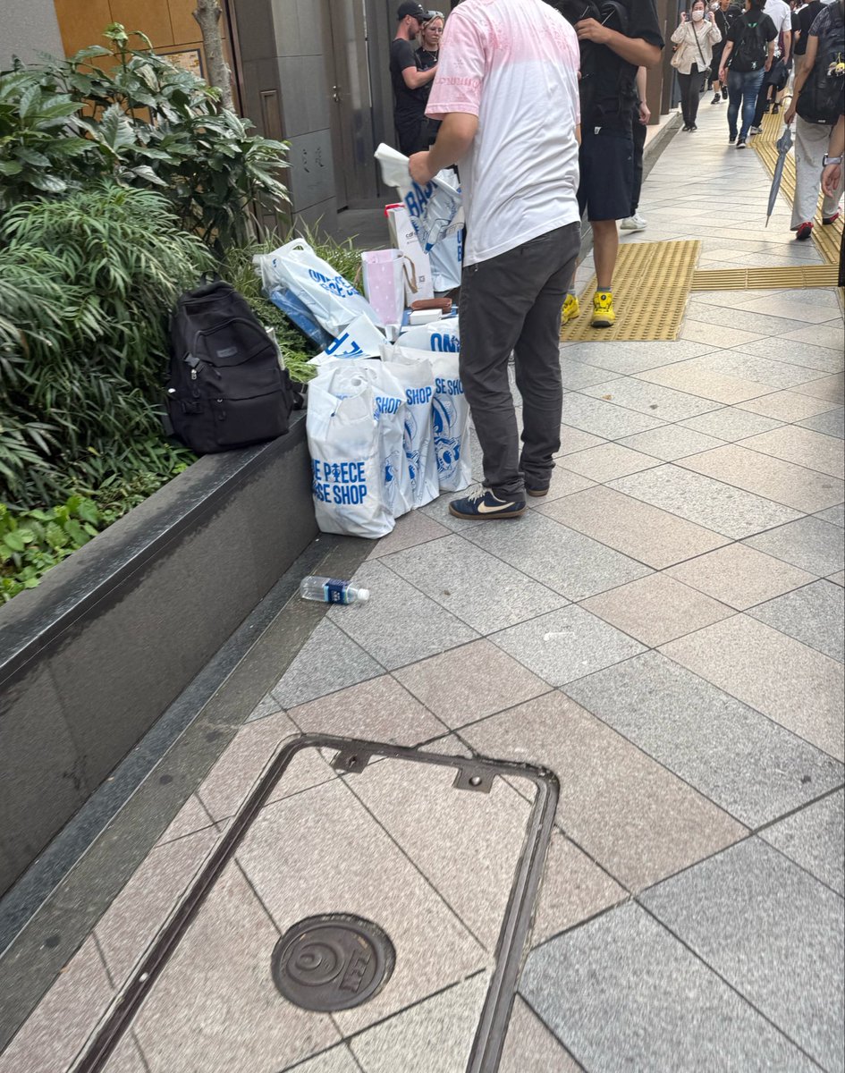 rwmha33fig's tweet photo. 爆増してて笑う
店の前でやんな https://t.co/4ioGZS4k8E