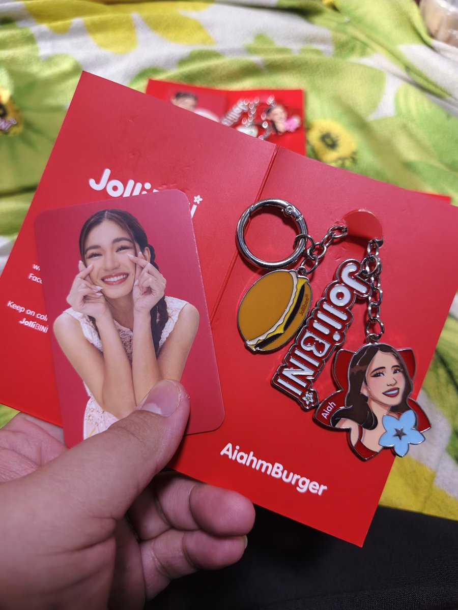 bloom_claude9's tweet photo. I'm so happy with my pulls! All are worth the wait🥹🫶🏻

JOLLIBINI BRINGS CHARM
#CharmedByJolliBINI 
#JolliBINI 

@Jollibee @BINI_ph @bini_aiah @bini_gwen @bini_stacey @bini_mikha @bini_sheena https://t.co/2i6jUlb48r