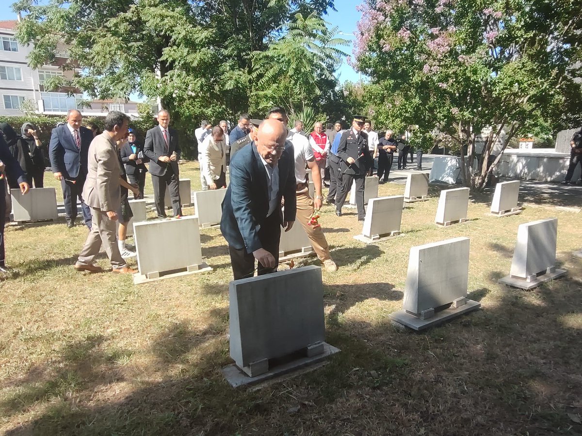 mktrky's tweet photo. 15 Temmuz yıldönümü vesilesiyle şehitlerimizi rahmetle andık... #Uzunköprü @TC_icisleri @tcbestepe https://t.co/EuBcVvMe5k