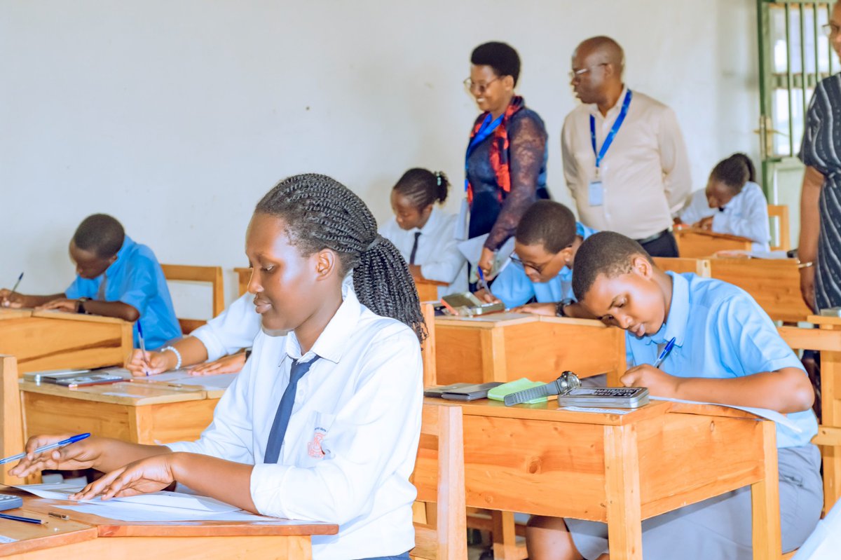 NyagatareDistr's tweet photo. Mu gitondo cy'uyu munsi, Umuyobozi w'Akarere wungirije ushinzwe Imibereho myiza y'Abaturage @murekajul ari kumwe n’intumwa za @NESA_Rwanda yatangirije ibizamini bya Leta bisoza amashuri yisumbuye n’icyiciro rusange muri Mary hill Girls’ secondary school.

Mu Karere ka Nyagatare abanyeshuri bazakora ibizamini bya Leta bisoza amashuri yisumbuye n’icyiciro rusange ni 11494.