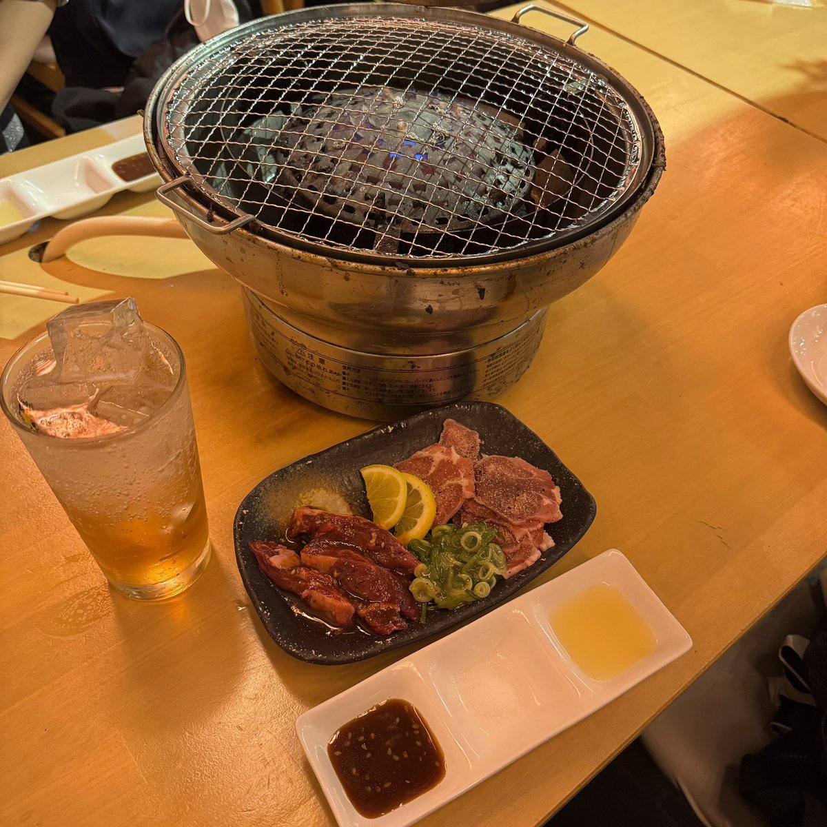 menma825's tweet photo. 梅田の大衆焼肉びりちゃん
中心の一部しか焼けないコンロ
カチコチに凍ったお肉
勝手にコースが変更されている
べちゃべちゃのご飯
中身は温かかったけど、石焼の器が触れるくらい冷たい石焼ビビンバ
これがGoogleマップ⭐︎4.3？！と驚いていたら、行って間もないのに閉店になっていました... https://t.co/aZmPolIQc8