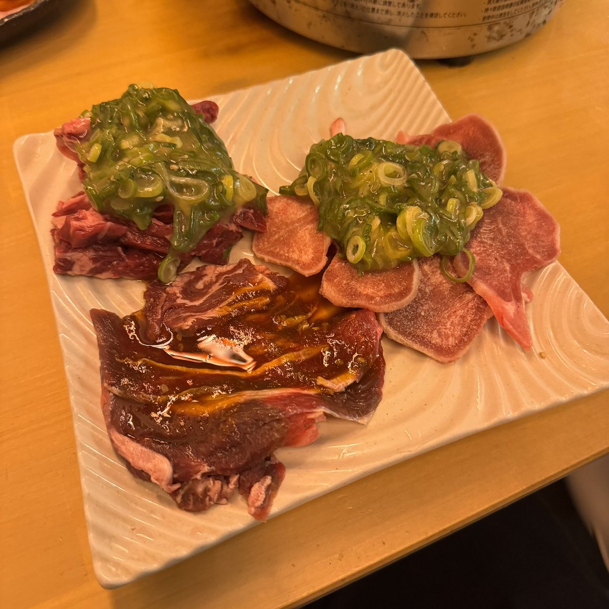 menma825's tweet photo. 梅田の大衆焼肉びりちゃん
中心の一部しか焼けないコンロ
カチコチに凍ったお肉
勝手にコースが変更されている
べちゃべちゃのご飯
中身は温かかったけど、石焼の器が触れるくらい冷たい石焼ビビンバ
これがGoogleマップ⭐︎4.3？！と驚いていたら、行って間もないのに閉店になっていました... https://t.co/aZmPolIQc8
