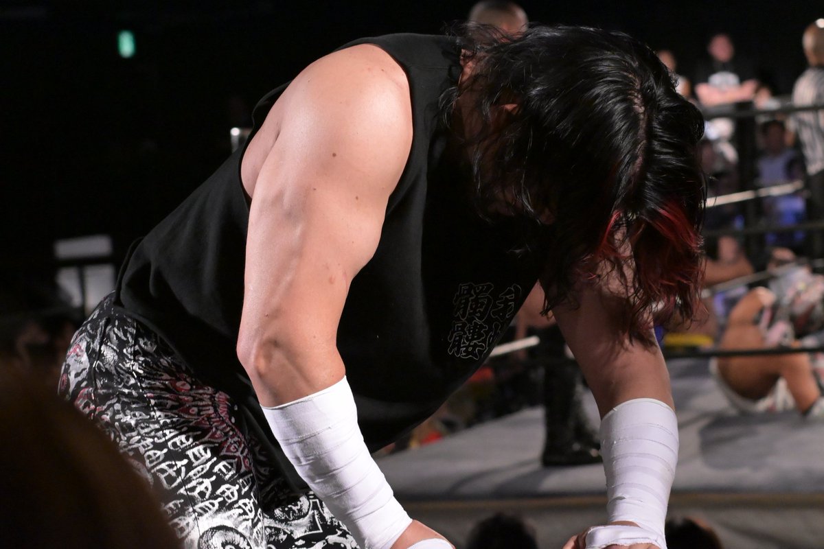 tsuyuhito's tweet photo. そこから降りるのっ？！
リングまで最短距離で戻るKAI
#DRAGONGATE https://t.co/zaZltpH0kw