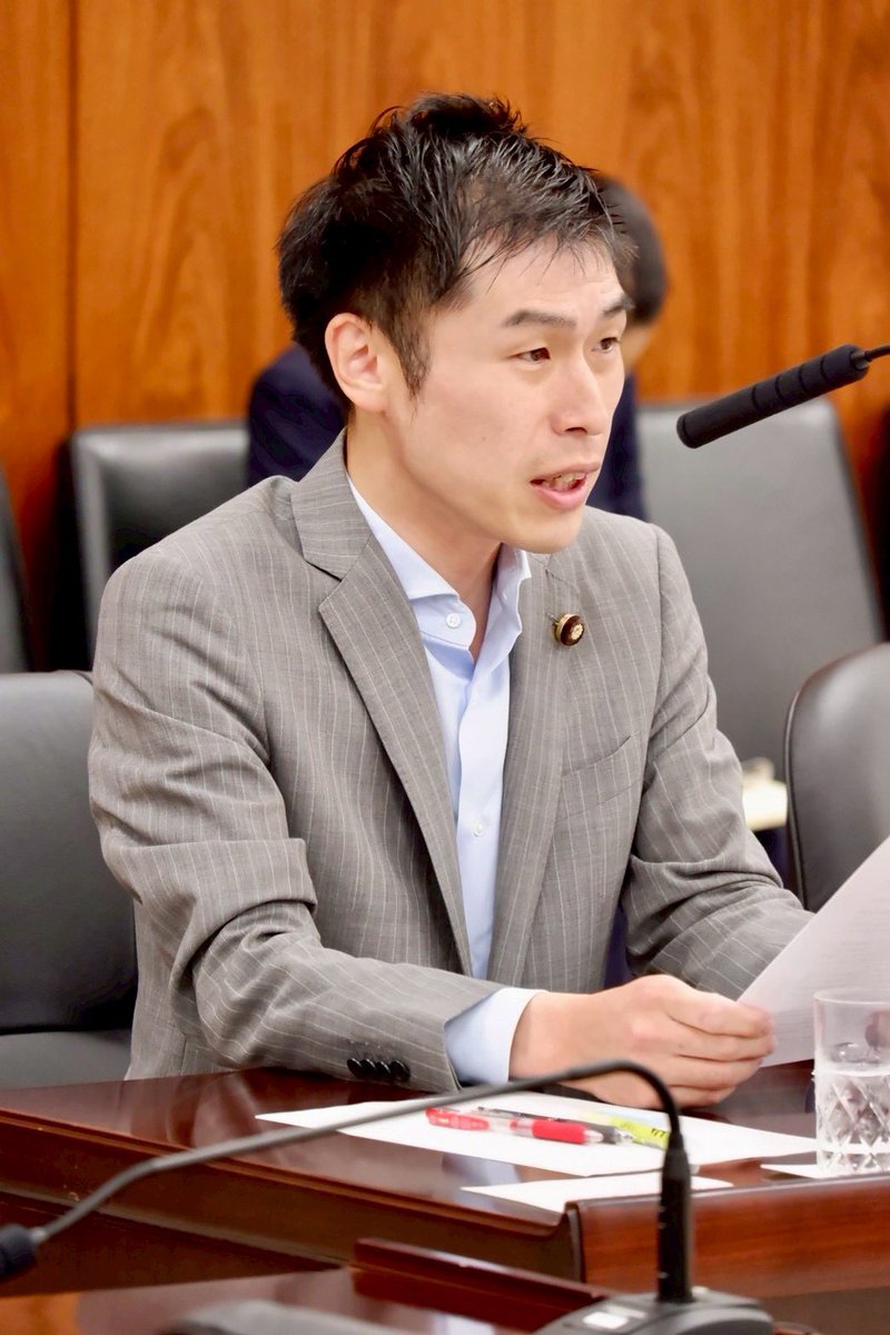 yamazoejimusyo's tweet photo. 憲法審査会で改憲国民投票について意見表明。
#山添拓 議員「強行採決で成立した法律で根本的な欠陥ーー①最低投票率の定めがなく有権者の1、2割台の賛成でも改憲の可能性、②公務員や教育者の運動を不当に抑圧、③有料広告規制は資金力の多寡で広告量が左右され不公平、20年来置き去り」と批判。 https://t.co/bQ4tGDU6u0