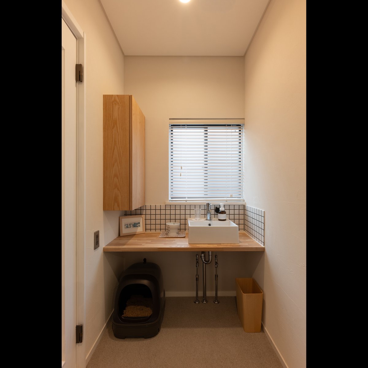 builtlogic's tweet photo. 要町の改修設計。
2階は既存をなるべく残した設計です。
それでも、洗面コーナーを作ったり、絨毯を敷いたり、クロスを貼り替えたり、窓周りを整えたり、、、で雰囲気は随分と変わりました。#タカキホーム #builtlogic https://t.co/myY567pVZI