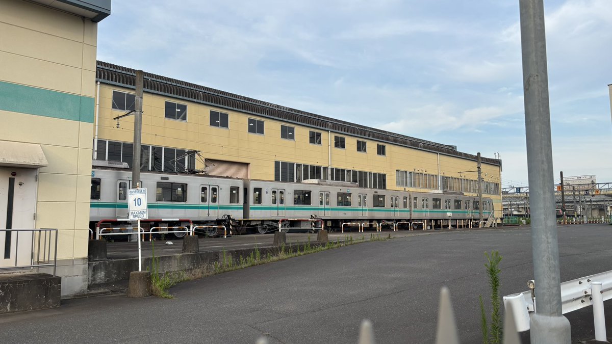 syake7804's tweet photo. 2109Fが放置プレイポジから居なくなってたので探したら検修庫の中にいましたね

その過程で9116Fともご対面

2109F、B修繕、するんですか？() https://t.co/dMLM0m9IRY