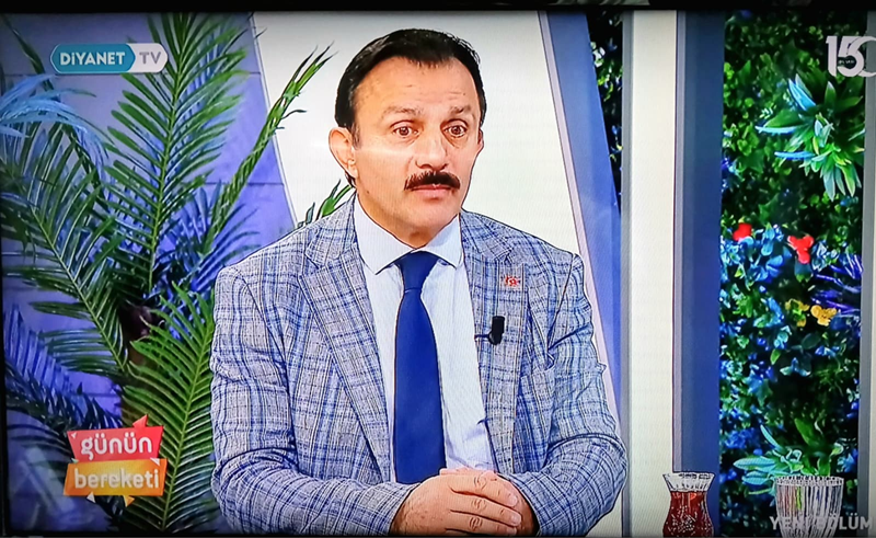 aidemir's tweet photo. 15 Temmuz Demokrasi ve Milli Birlik Günü özel yayınında Diyanet TV'de Günün Bereketi programında psikolog Tuba Kılıç'ın konuğu oldum. Teröristlerin ve vatanını savunanların motivasyonunu konuşmanın yanında aynı delikten (Din İstismarı) tekrar ısırılmamak için tavsiyelerde bulundum.
Bu vesileyle "Allah ile aldanmamak" için yeterli doğru dini bilgi temel bir ihtiyaçtır diyerek kaynağı belirsiz din anlatıcılarından sakınmayı öneriyorum.
Tüm şehitlerimize rahmet diliyorum, mekanları cennet olsun. Gazilerimizi minnetle anıyorum.
