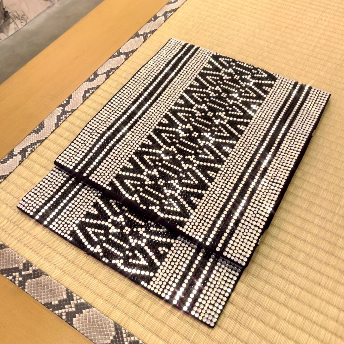 nagi_ijima's tweet photo. 勝手に月影屋名品紹介。クリスタルの輝きが意外にシックな博多献上模様の帯。なんてことない色無地や光沢のある紬と合わせるのがオススメ⭐︎
ちなみに、畳縁はリアル蛇皮です（富ヶ谷本店で見られます笑）。 https://t.co/gXe23bZNly