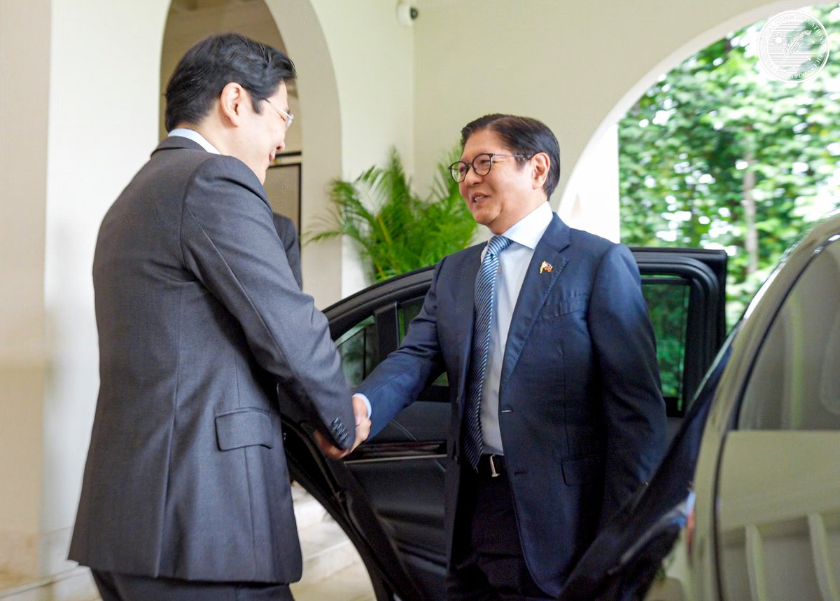 ibcdigital13's tweet photo. PBBM MET WITH SINGAPORE PRIME MINISTER
Nakipagpulong si Pangulong Ferdinand R. Marcos Jr. kay Singapore Prime Minister Lawrence Wong bilang bahagi ng kaniyang working visit sa Singapore.
Pinagtibay ng dalawang lider ang kooperasyon ng Pilipinas at Singapore, kasabay ng pagtalakay sa pagpapaigting ng ugnayan sa kalakalan at pamumuhunan, artificial intelligence, at health and social development.
Layunin din ng dalawang bansa na makabuo ng mga bagong bilateral agreements at mapaigting ang pagtutulungan sa pagtataguyod ng kapayapaan, kaayusan, at kasaganahan sa ASEAN. | via Harley Valbuena, IBC News
#IBCTV13 #IBCDigital #ISM #IntegratedStateMedia #PBBMInSingapore