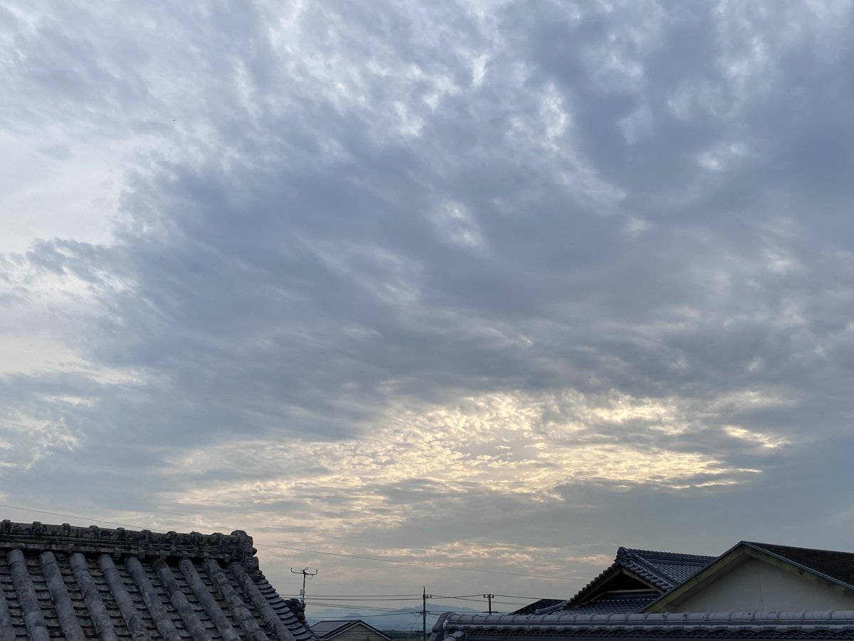 hiro_maru7143's tweet photo. 仕事終わり…今日も暑かった一日…でも雲が多めの夕空🌆
皆さんお疲れさまでした…どうぞごゆっくり😊
#つなカン #レディオキューブFM三重 #マジアワ #マジカワ #ヨリミチトソラ #イマソラ https://t.co/tYatrf8oLY