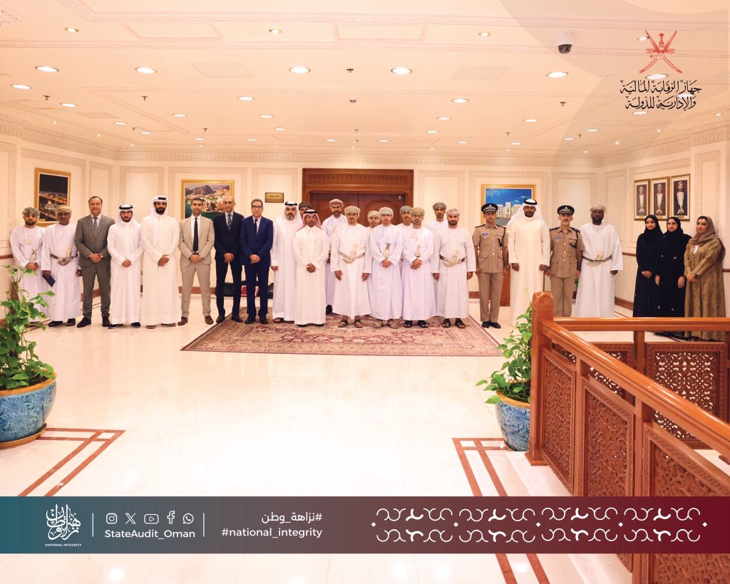 StateAudit_Oman's tweet photo. في إطار الالتزام الراسخ بتعزيز النزاهة والتعاون العربي في مكافحة الفساد

استقبل سعادة زاهر بن سليمان السالمي، نائب رئيس #جهاز_الرقابة_المالية_والإدارية_للدولة للرقابة على الوحدات الحكومية اليوم بمقر الجهاز خبراء من مملكة البحرين والمملكة المغربية والأمانة العامة لجامعة الدول العربية ضمن أعمال الزيارة القطرية لاستعراض تنفيذ سلطنة عُمان للاتفاقية العربية لمكافحة الفساد.

وتضمنت الزيارة مناقشة تنفيذ سلطنة عُمان لأحكام الاتفاقية، واستعراض التجارب الناجحة والممارسات الفضلى الناتجة عن عملية الاستعراض، بما يحقق تنفيذ بنود الإطار المرجعي لآلية استعراض الاتفاقية، ويعزز من تبادل الخبرات ودعم تطوير الجهود العربية المشتركة في الوقاية من الفساد وترسيخ مبادئ النزاهة والشفافية.
 
🔗للمزيد من التفاصيل: 
https://t.co/EDr1WUigu3

#نزاهة_وطن
