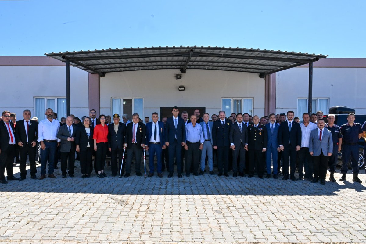 TC_UsakValiligi's tweet photo. 15 Temmuz’da yazılan kahramanlık destanının unutulmaz isimlerinden hemşehrimiz Şehit Mehmet Çetin’i, rahmet, minnet ve dualarla yâd ediyoruz.

15 Temmuz Demokrasi ve Millî Birlik Günü’nün 10. yıl dönümü dolayısıyla gerçekleştirilen anma programları kapsamında Valimiz Serdar Kartal, hemşehrimiz 15 Temmuz şehidi Mehmet Çetin’in Yoncalı Köyü’ndeki kabrini ziyaret etti.

Ziyarette Kur’an-ı Kerim tilavetinin ardından aziz şehidimizin ruhuna dualar edildi, kabrine karanfiller bırakıldı.

Başta 15 Temmuz şehitlerimiz olmak üzere vatan uğruna canlarını feda eden tüm kahramanlarımızı rahmet, minnet ve şükranla anıyoruz.

#15Temmuz
#ZaferBizim

İradeBizimZaferBizim