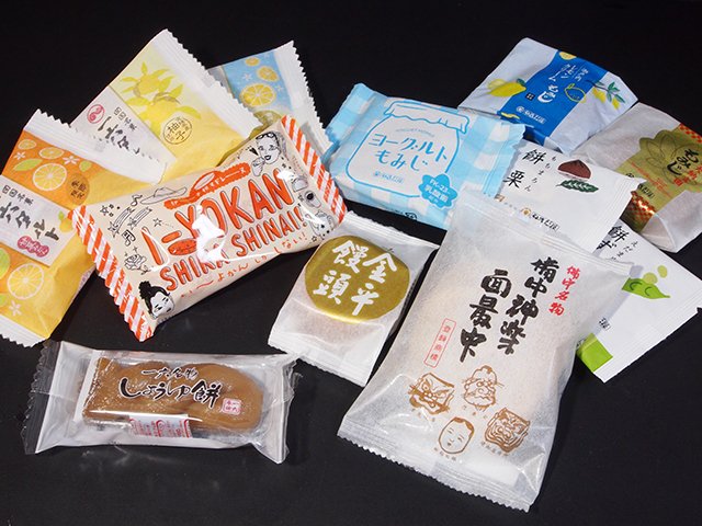 mkmtrain's tweet photo. 先日JRタカシマヤで買った中四国のお菓子たち。
故郷広島からは多彩な期間限定もみじ饅頭たち。
父の故郷岡山成羽からは三宅製菓の神楽面最中と金平（きんべい）饅頭。
そして対岸松山の柑橘系一六タルトや東かがわの和三盆糖落雁。
まだ地下で延長販売をしているかも。
https://t.co/GQohqf7Ds1 https://t.co/2G4fIOMghA