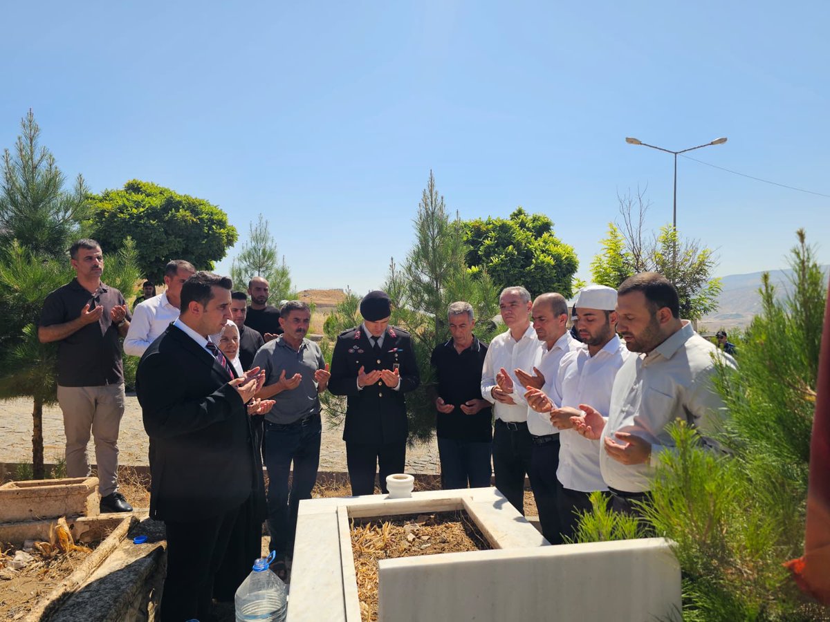 hasankeyfbld's tweet photo. Şehidimiz Mehmet CUCİ'in Kabir Ziyareti
https://t.co/2hbmGFWY5h
#15TemmuzDemokrasiVeMilliBirlikGünü #15TemmuzDestanı #hasankeyf #hasankeyfbelediyesi https://t.co/sNSQ6ifq5r