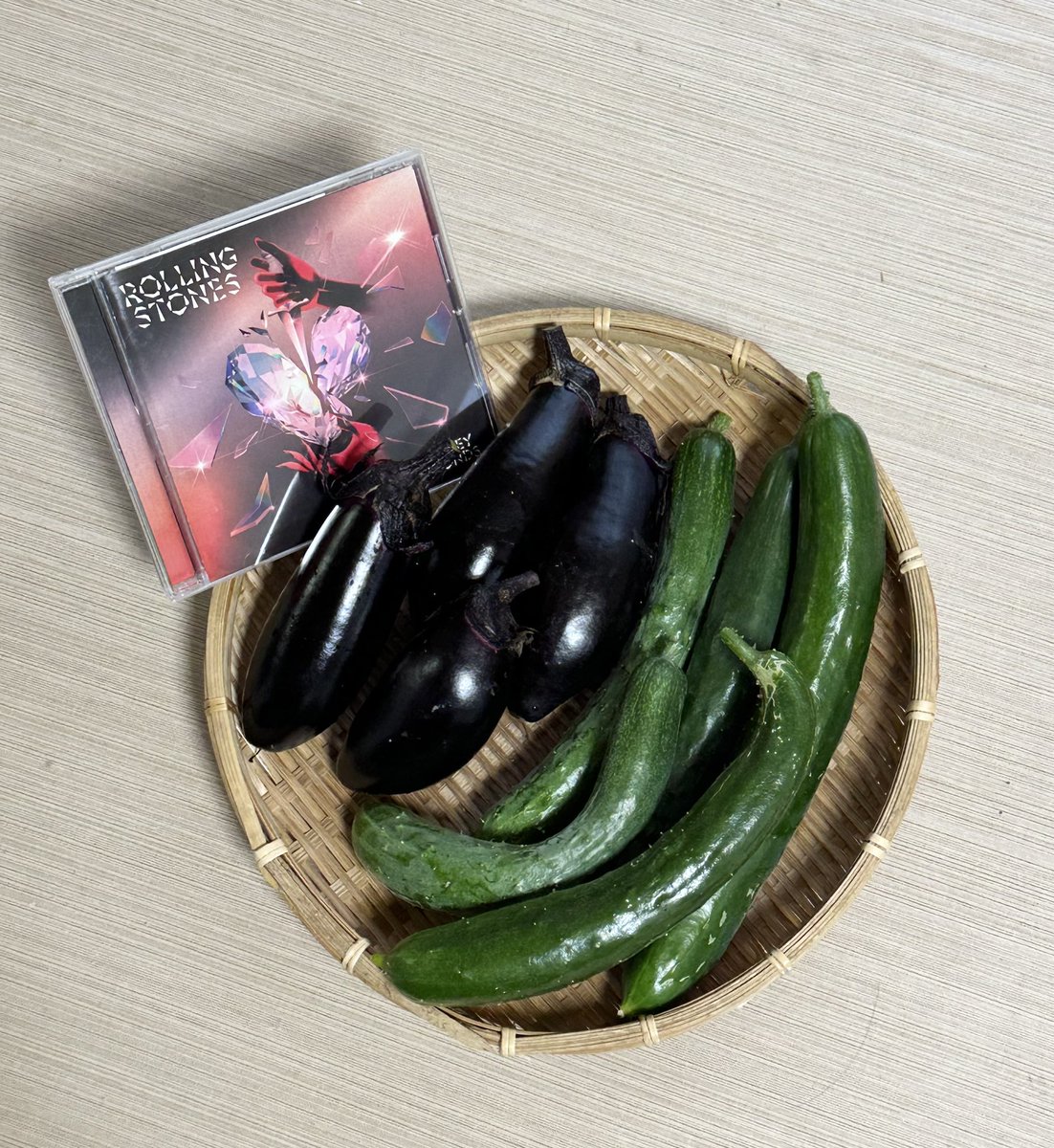 captain_kmatu's tweet photo. 今日も一日、お疲れさまでしたー🙋♂️
今日の夕採れ野菜
きゅうり🥒5本 117本目
なす🍆4コ
病院終わってから巡回して
ストーンズ、ハックニー・ダイヤモンズを
今更ながら購入です😆
新譜もトーゼンまだです😅
#家庭菜園 #夏野菜 #きゅうり #なす
#TheRollingStones #HackneyDiamonds https://t.co/ZHW21HTUFd