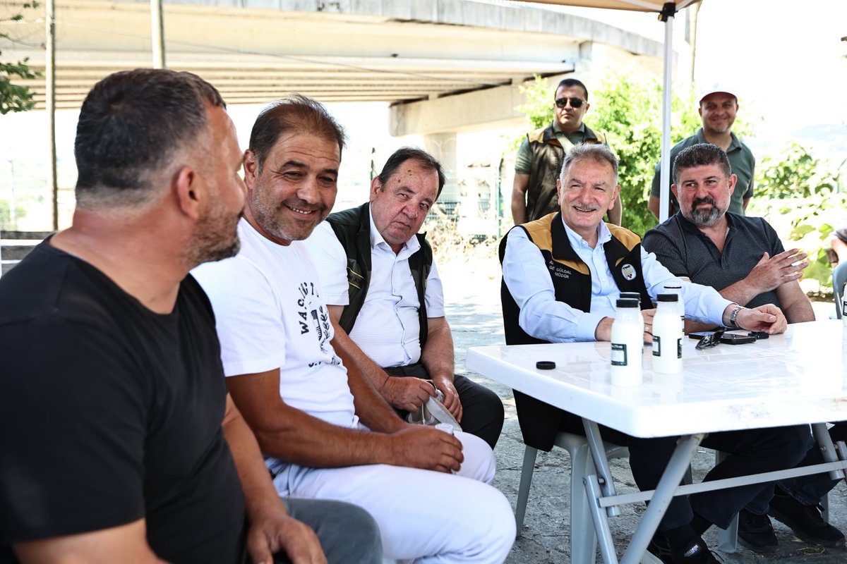 Ahmet_Guldal's tweet photo. 📍 Silivri Ajans Amirliği Çatalca Geçici Alım Merkezimizi ziyaret ettik.

🌾 Yüksek alım kapasitesiyle hizmet sunduğumuz işyerimizde yürütülen faaliyetleri yerinde inceleyerek kıymetli üreticilerimizle bir araya geldik. Hasat süreci, verimlilik ve ürün kalitesi üzerine kendileriyle sohbet ederek sorularını yanıtladık.

🤝 Ziyaretimiz sırasında hazır bulunan Çatalca Ziraat Odası Başkanı Sayın Seyit Çetin’e, samimi sohbetleri için kıymetli üreticilerimize ve özveriyle görev yapan personelimize teşekkür ediyorum.