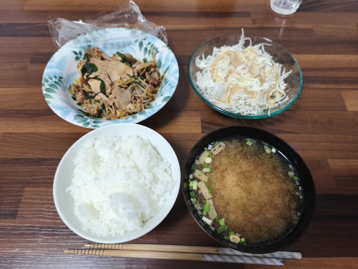 YSOK5538's tweet photo. 今日の夕飯
昨日の残り物、サラダ、みそ汁
いただきます! https://t.co/cejoQfAEBy