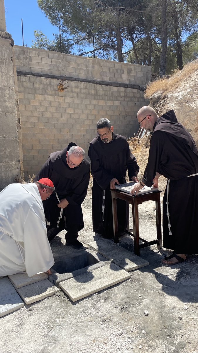 VaticanNewsPL's tweet photo. Na Polu Pasterzy w Betlejem poswtanie polska kaplica. Kamień węgielny poświęcił kard. Grzegorz Ryś.
Więcej na: https://t.co/fW4GCShM2A https://t.co/nbf23bycNW