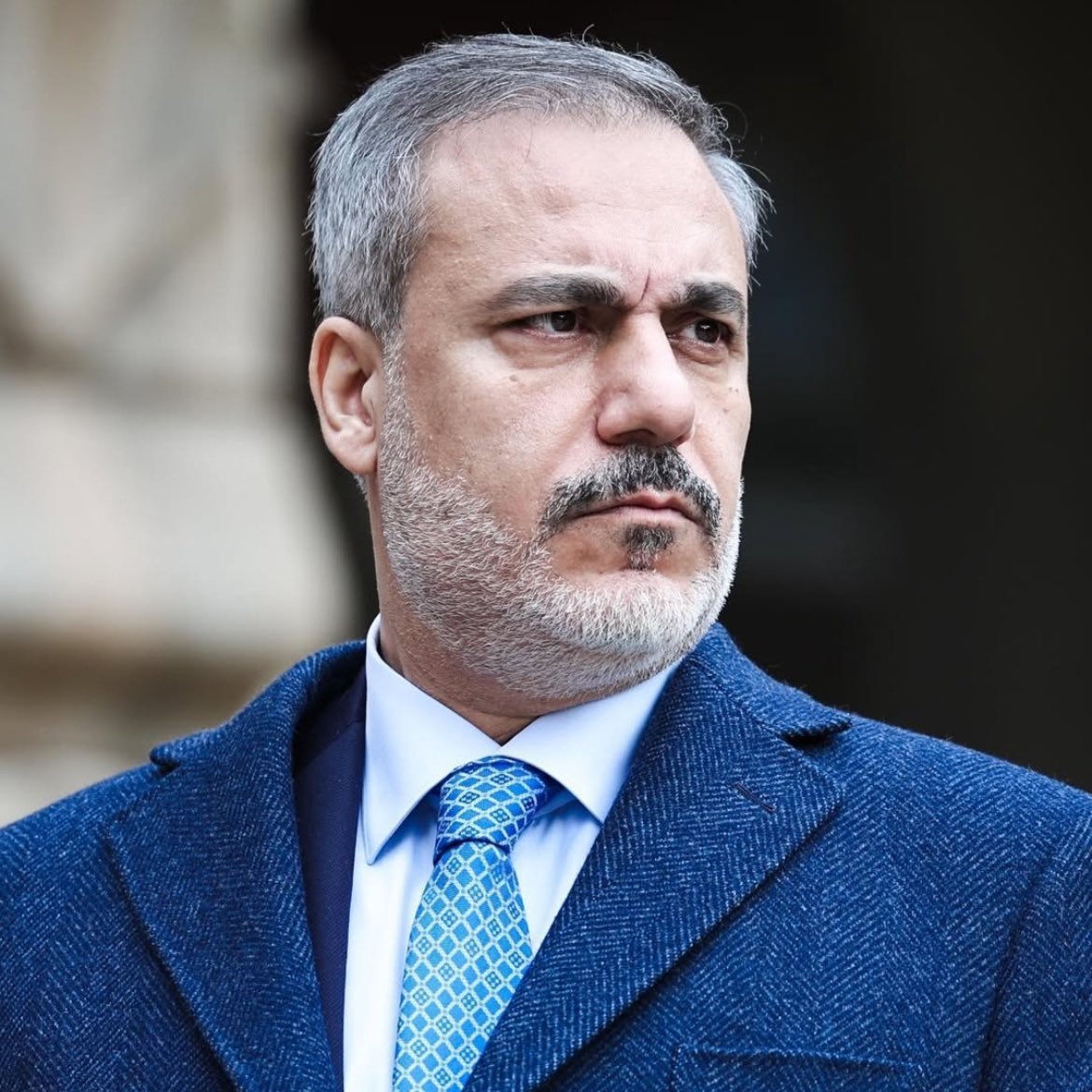 siyahsancakx's tweet photo. 🟤 Hakan Fidan:

▪️"FETÖ'nün gittiği yerde barınamaması, ajanlık faaliyetlerine ve Türkiye aleyhine olan yıkıcı faaliyetlerine devam etmemesi için her türlü çalışmayı yapmaktayız."

▪️"FETÖ, artık kullanım değeri bitmiş bir yapıdır. Buna rağmen devlete karşı mücadelesini yürütmektedir. Bunu da uluslararası kirli güç odaklarıyla işbirliği içinde yapmaktadır."

▪️"FETÖ'nün rehin tuttuğu kitlenin uyanıp örgüte başkaldırması gerekiyor. Örgüte başkaldırmayan bu taban var olduğu sürece örgüt, bunların varlığını kullanarak yabancı servislere hizmet etmeye devam edecektir ama milletimiz bu tehditlerle mücadelede başarılı olacaktır."